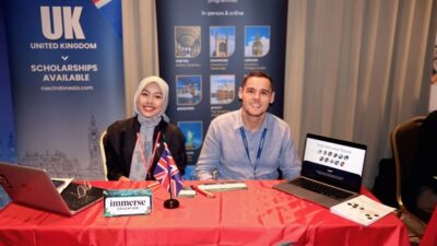 Selvi Novita Jadi Interpreter Resmi di International Education Forum