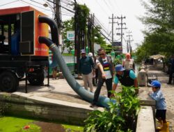 Unissula Kerahkan Dua Mobil Pompa Keringkan Jalan Kaligawe